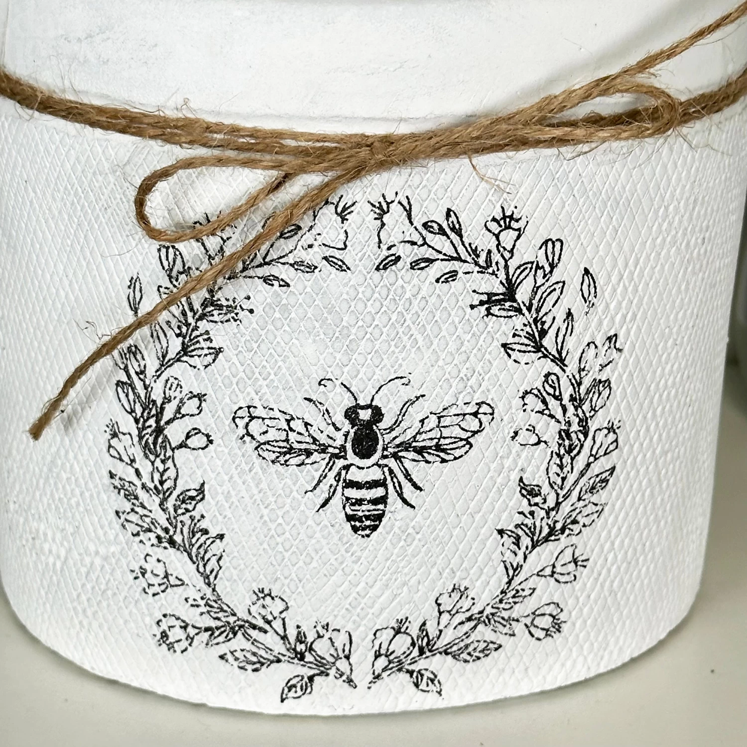 Darthome Limited Cement White Round Bee Pot 4 Darthome Limited Cement White Round Bee Pot - Image 2