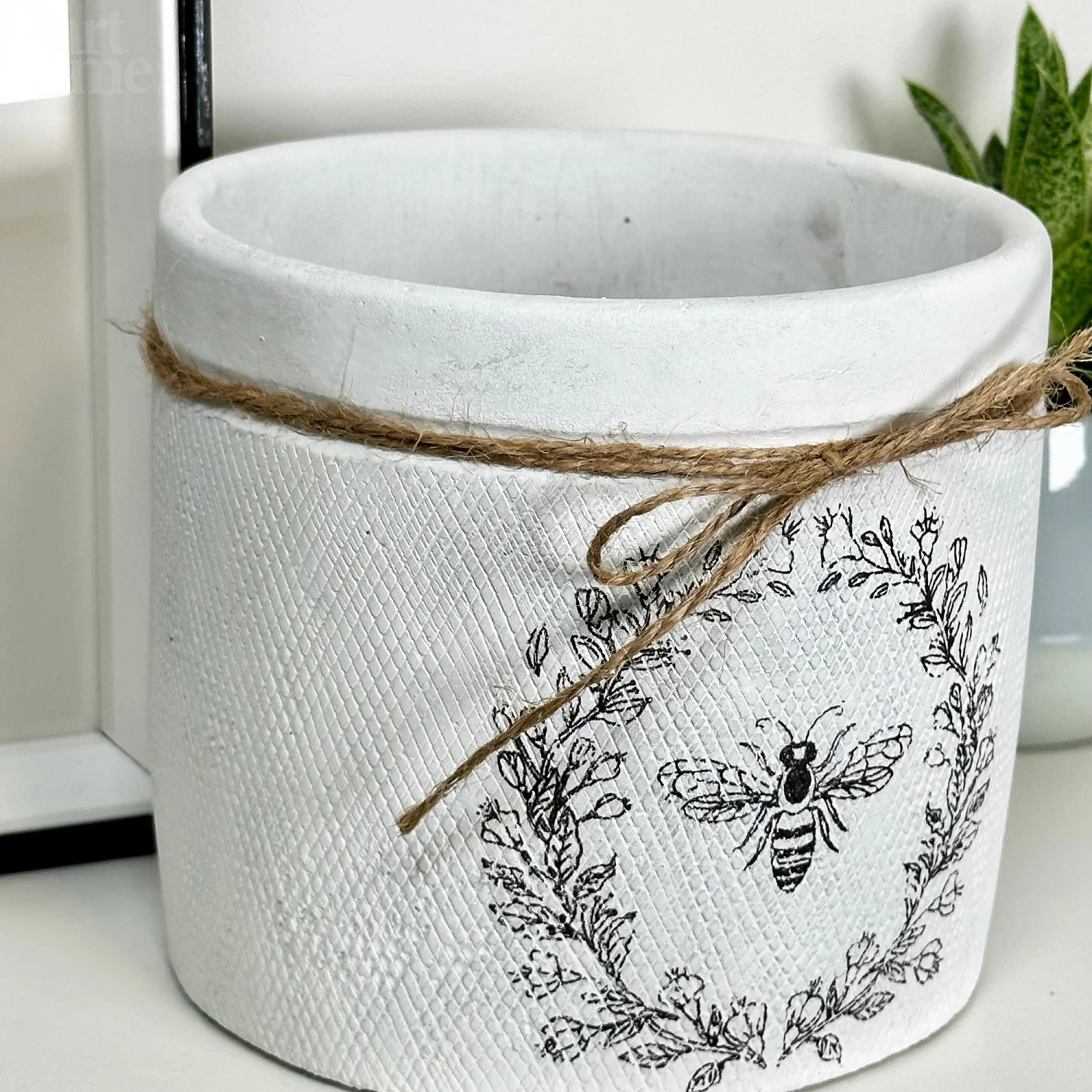Darthome Limited Cement White Round Bee Pot 7 Darthome Limited Cement White Round Bee Pot - Image 5